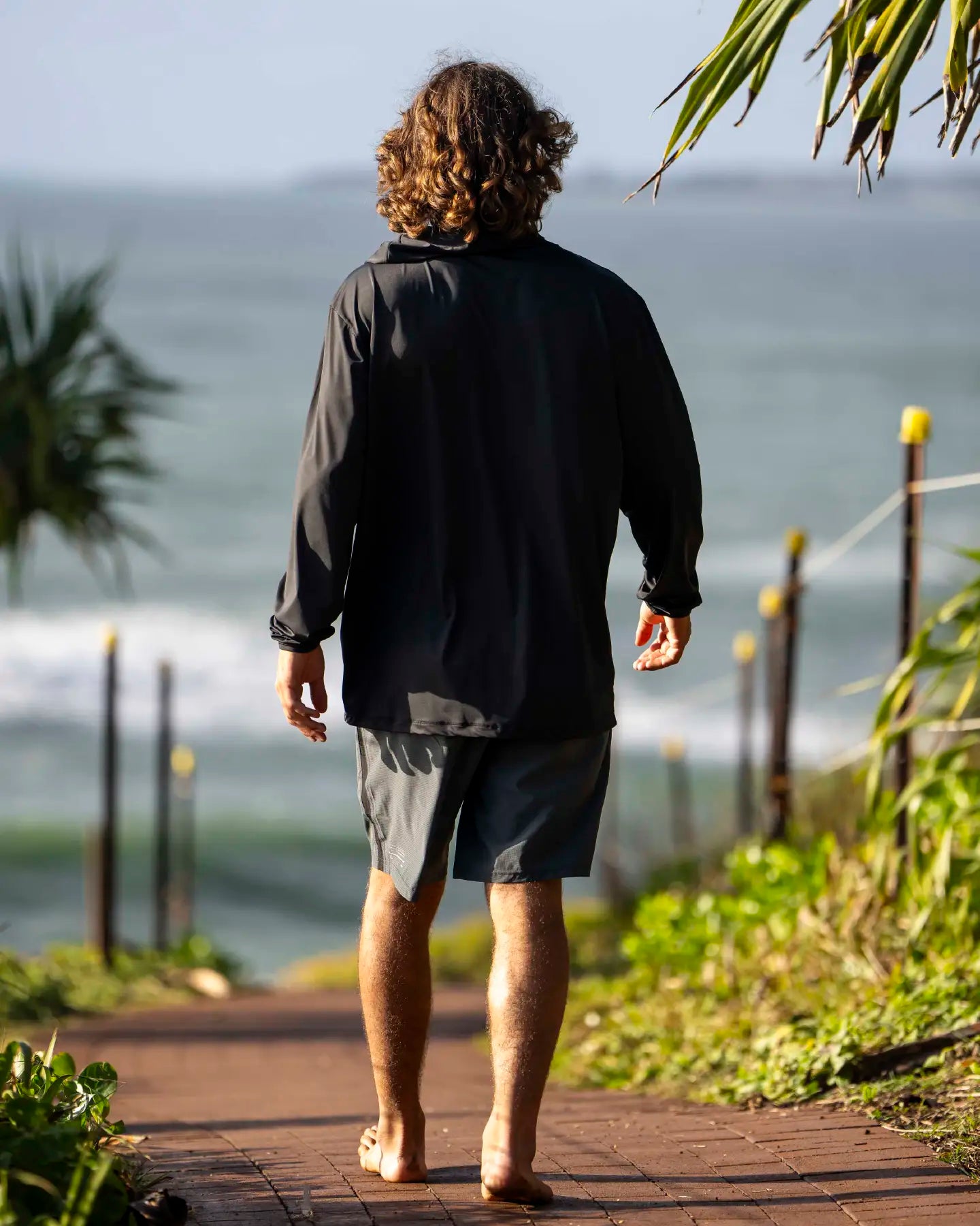 Follow Water Hood L/S - Black lifestyle 2