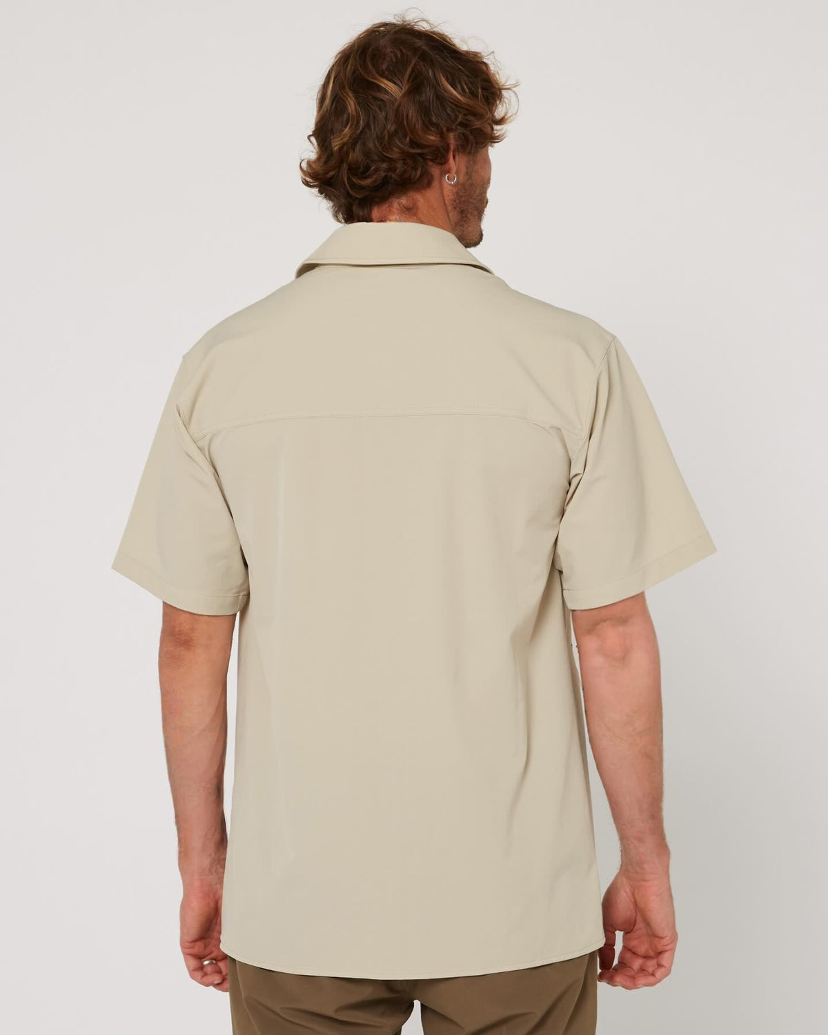 Follow Travel Shirt S/S - Cream, in use