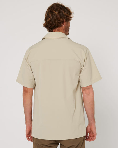 Follow Travel Shirt S/S - Cream, in use